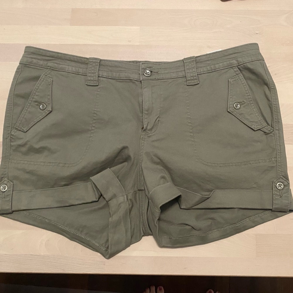 Torrid Size 20 Military Green Stretch Twill Mid-Rise Short